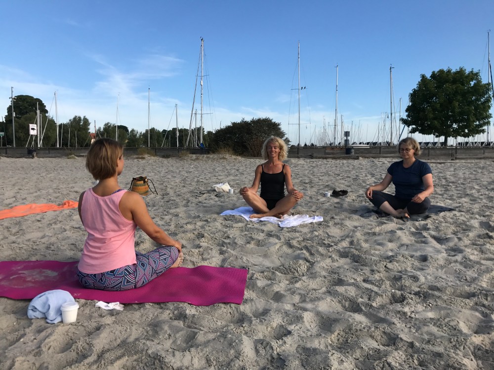 Euviz yoga on the beach Mina Legnered