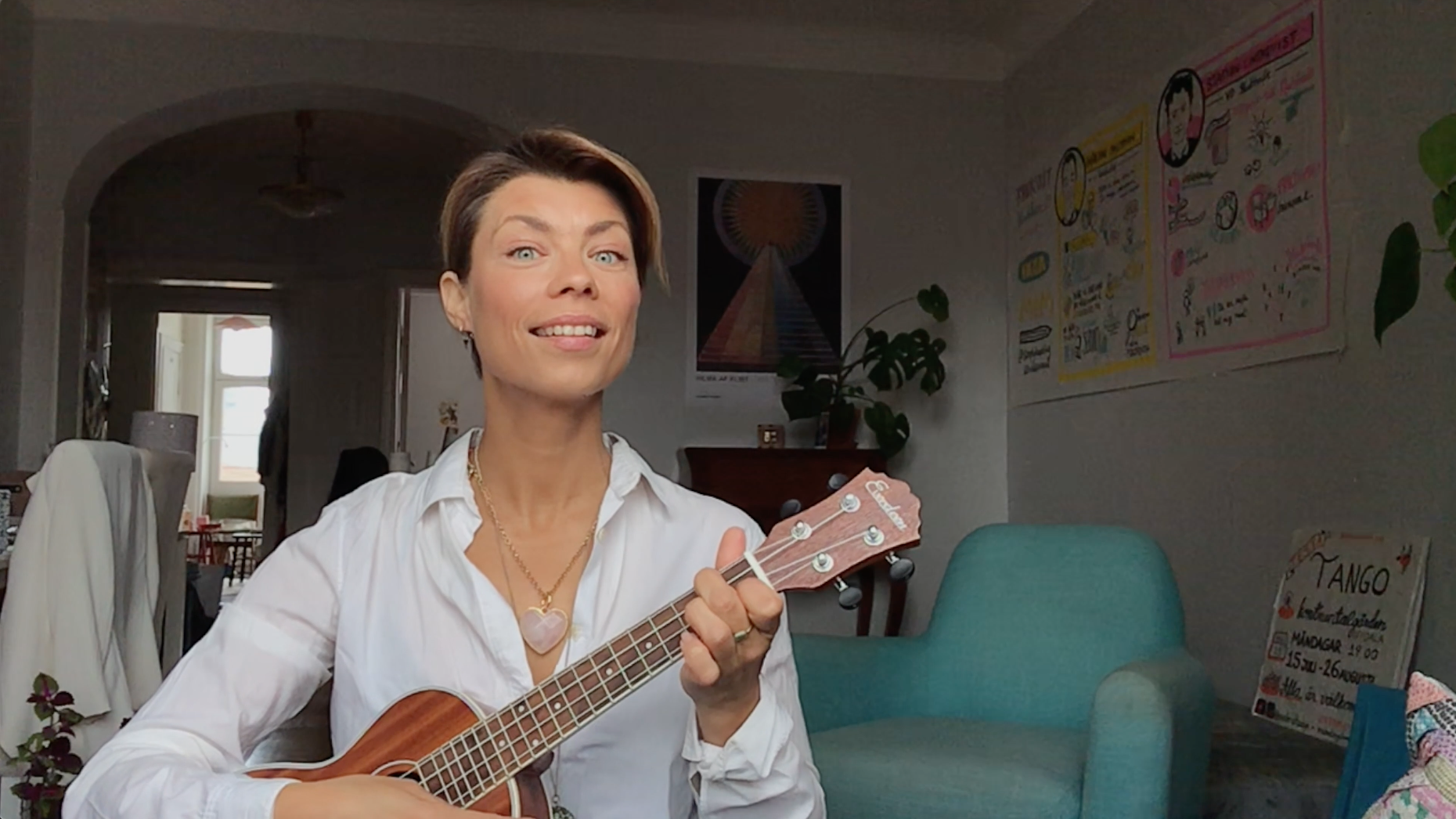 Mina Legnered spelar ukulele